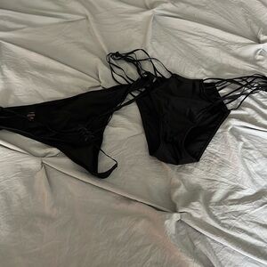 Set of 2 strappy intimates